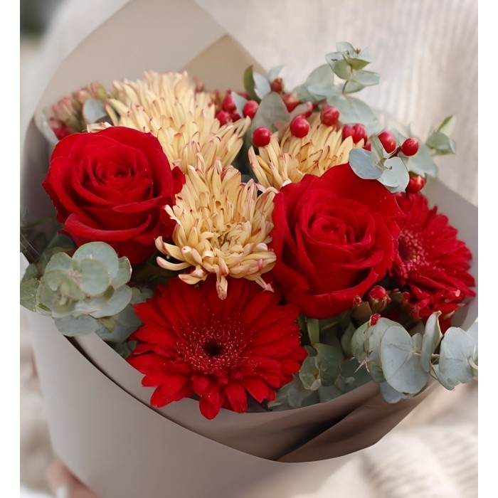 3 красные розы с герберой и гиперикумом