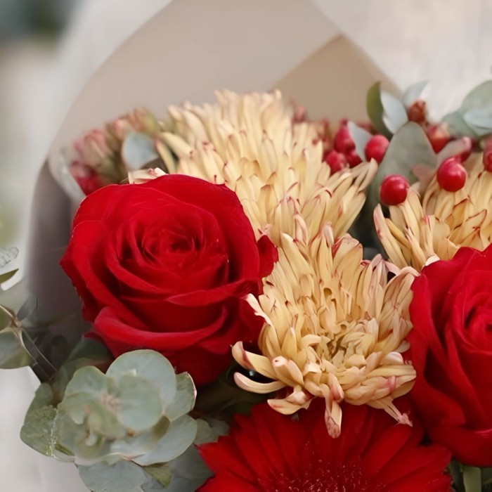 3 красные розы с герберой и гиперикумом