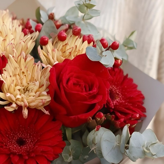 3 красные розы с герберой и гиперикумом