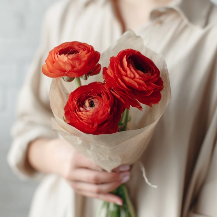 Букет 3 красных ранункулюса