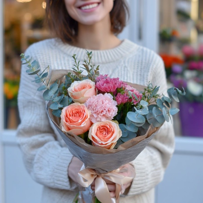 Букет 3 кремовые розы с гвоздикой