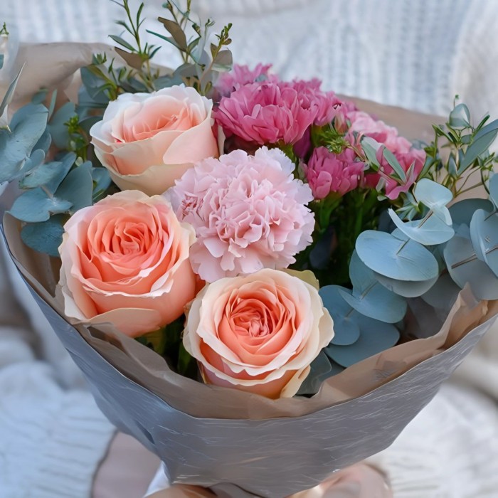 Букет 3 кремовые розы с гвоздикой