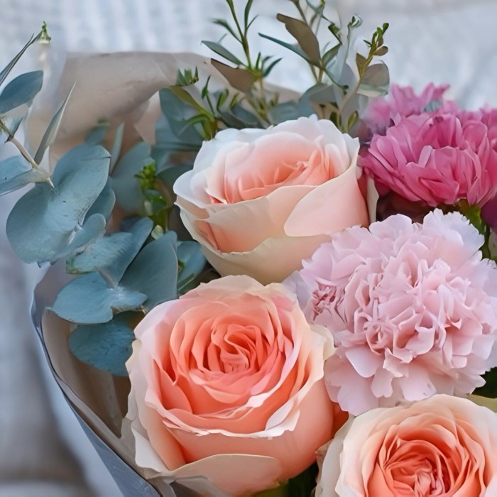 Букет 3 кремовые розы с гвоздикой