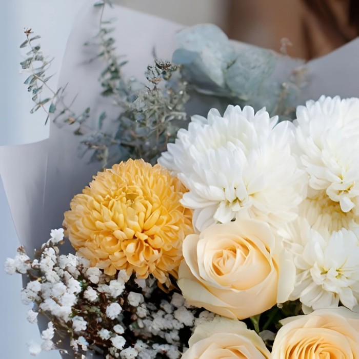 3 кремовые розы с хризантемой и гипсофилой