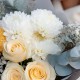 3 кремовые розы с хризантемой и гипсофилой