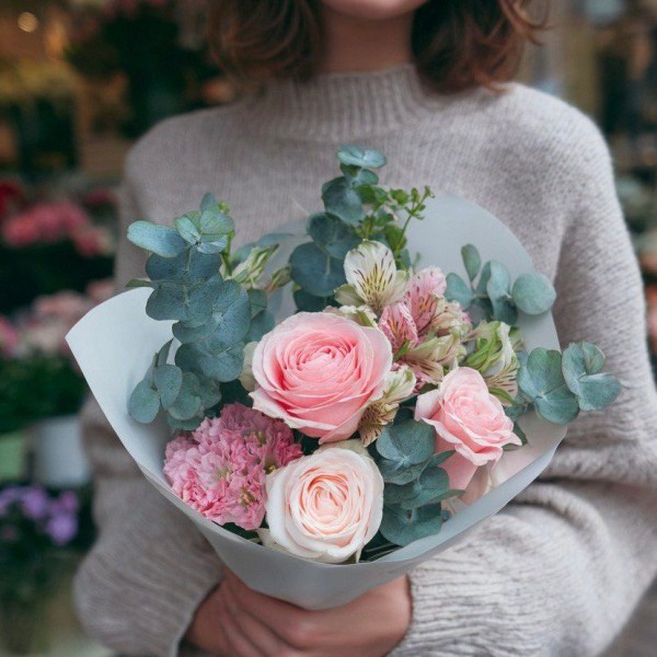 3 нежные розы с альстромерией