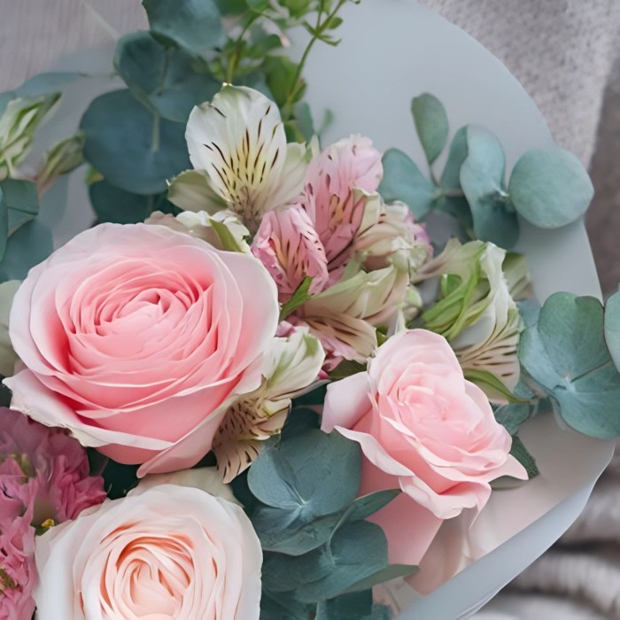 Букет 3 нежные розы с альстромерией