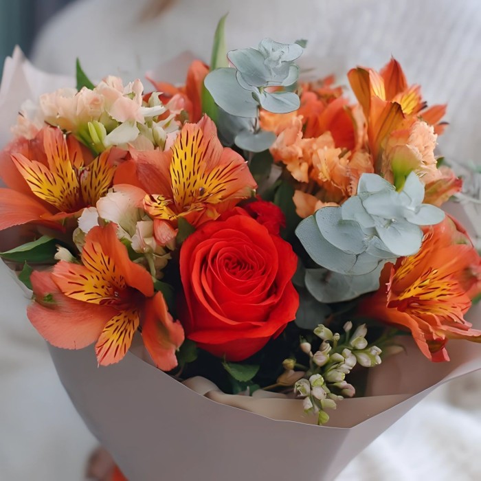 Букет 3 оранжевые альстромерии с розой
