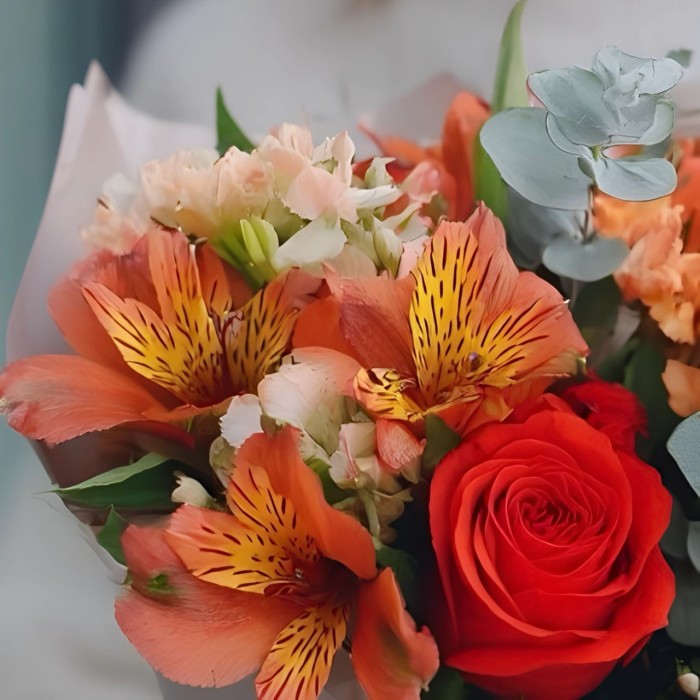 Букет 3 оранжевые альстромерии с розой