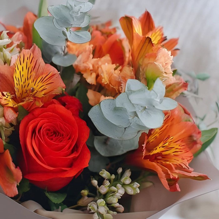Букет 3 оранжевые альстромерии с розой
