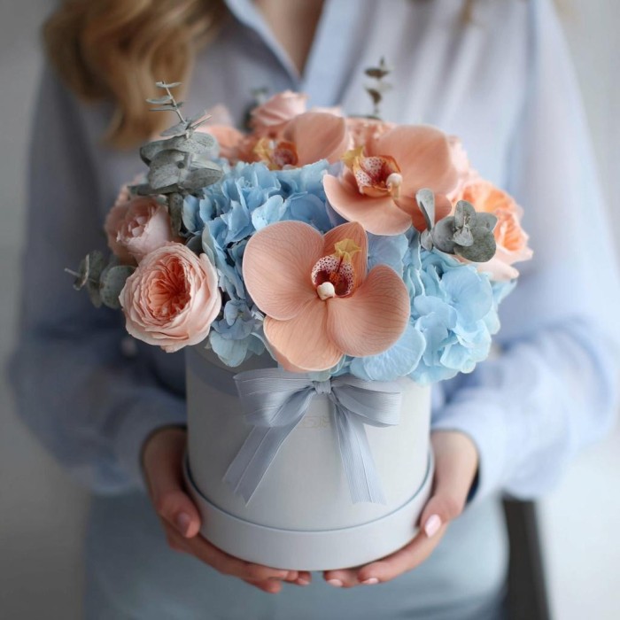 3 орхидеи с гортензией в коробке