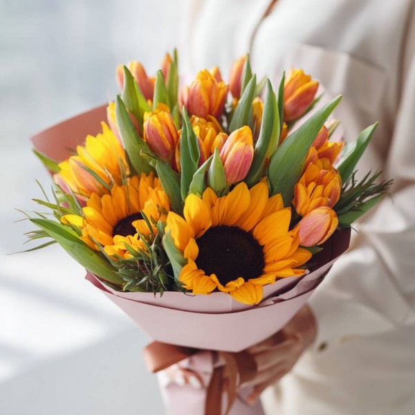 3 подсолнуха с тюльпанами