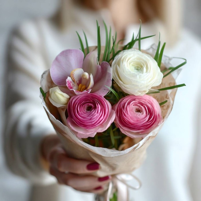 Букет 3 ранункулюса с орхидеей