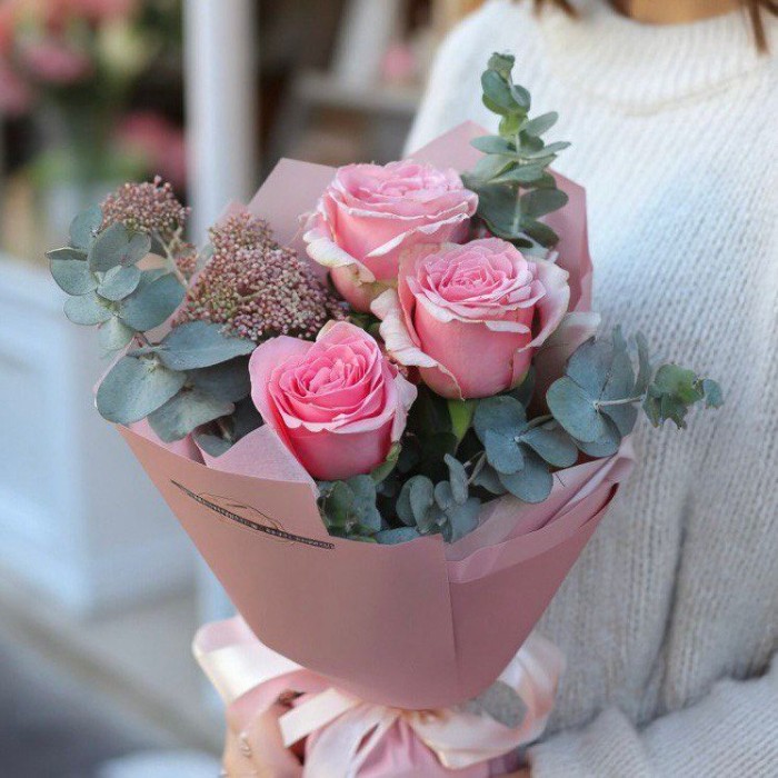 Букет 3 розовые розы с озотамнусом