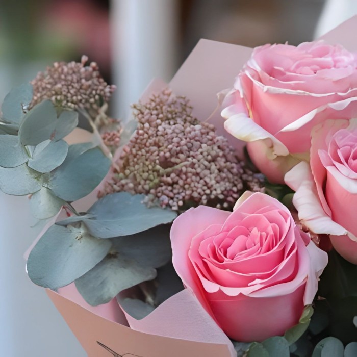 Букет 3 розовые розы с озотамнусом