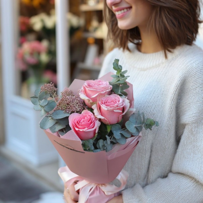 Букет 3 розовые розы с озотамнусом