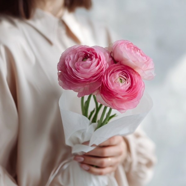 Букет 3 розовых ранункулюса