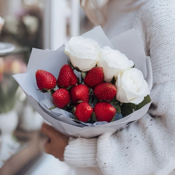 3 розы с клубникой