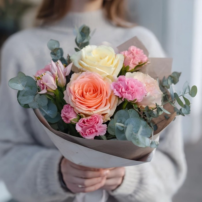 3 розы с кустовой гвоздикой и эвкалиптом