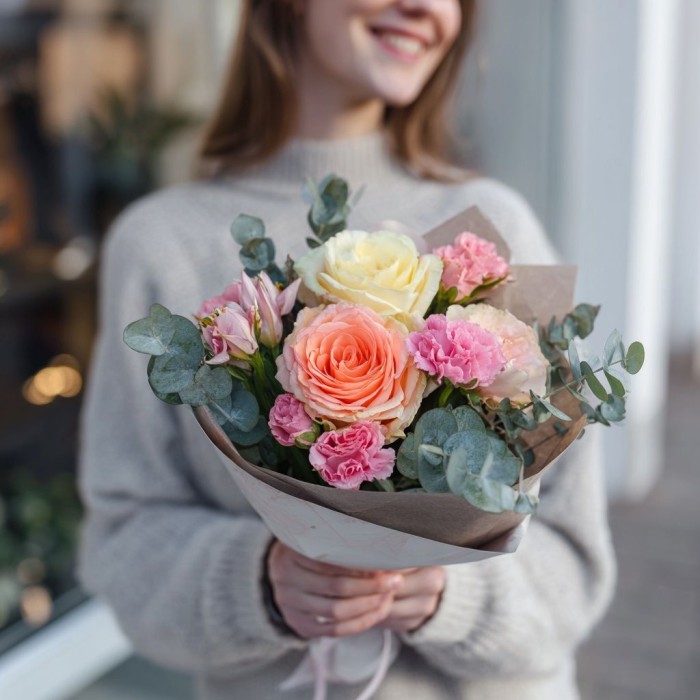 3 розы с кустовой гвоздикой и эвкалиптом