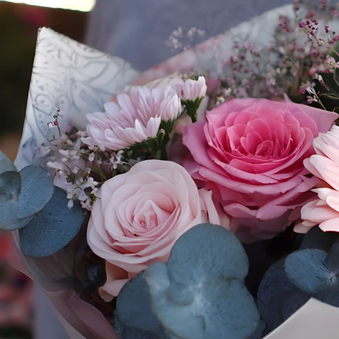 Букет 3 розы с розовыми герберами