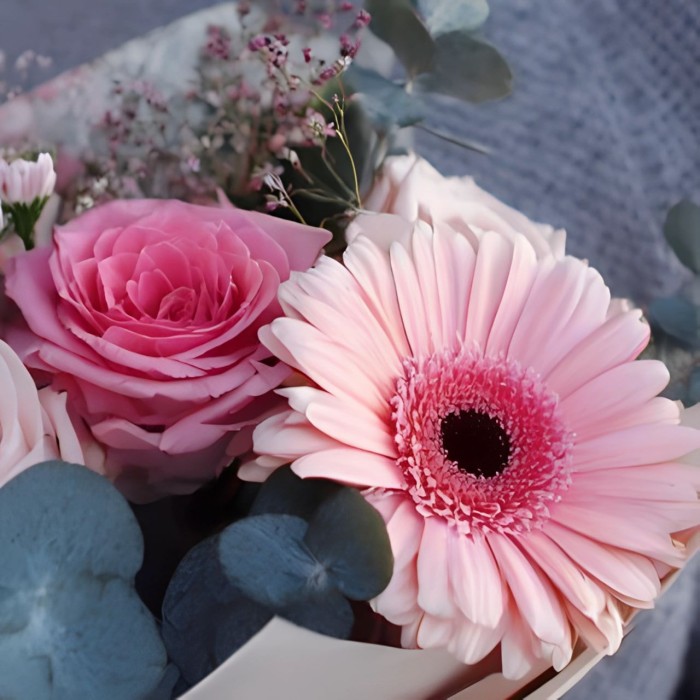Букет 3 розы с розовыми герберами