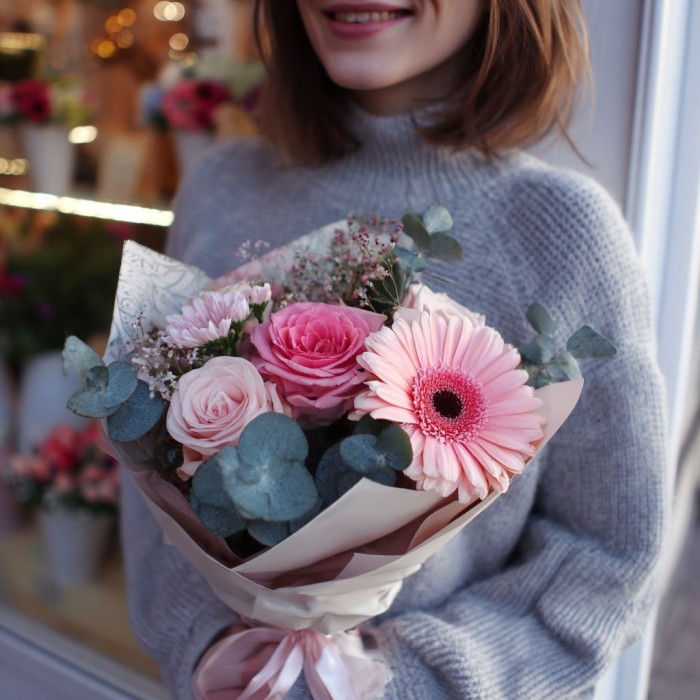 Букет 3 розы с розовыми герберами