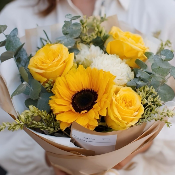 3 желтые розы с подсолнухом и эвкалиптом