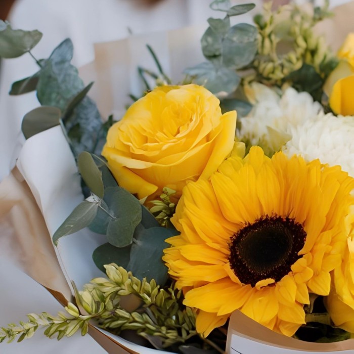 3 желтые розы с подсолнухом и эвкалиптом