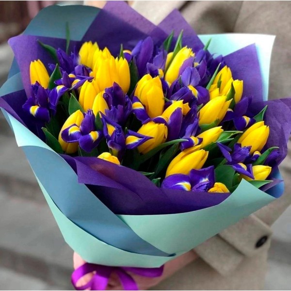 11 ирисов с тюльпанами в букете