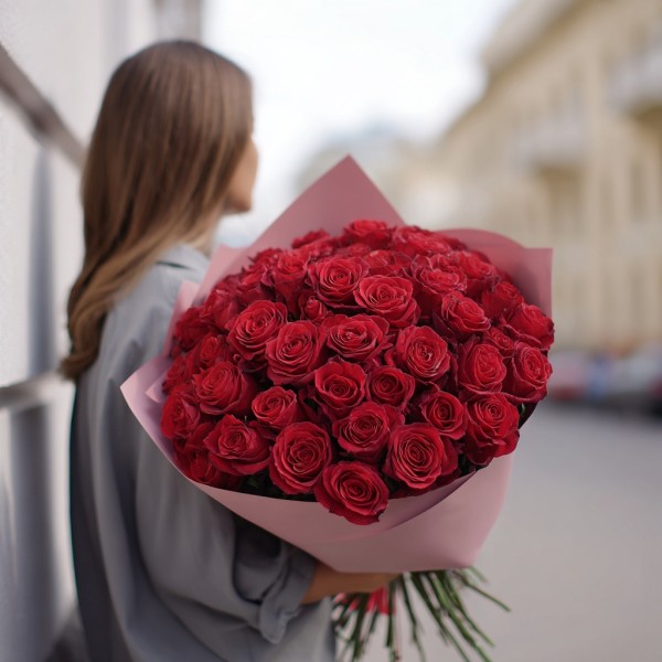 37 красных роз