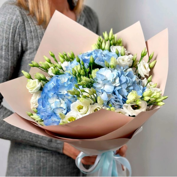 3 голубые гортензии с эустомой