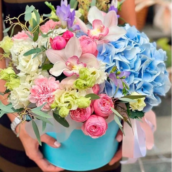 Гортензии, розы и орхидеи в коробке