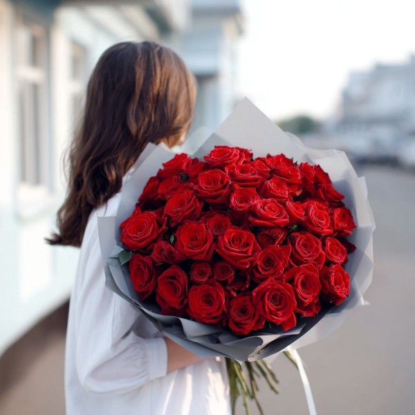 43 красные розы
