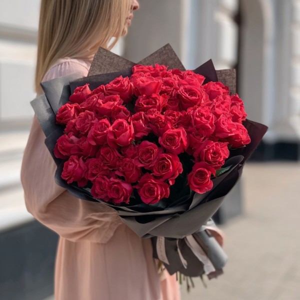 47 красных роз