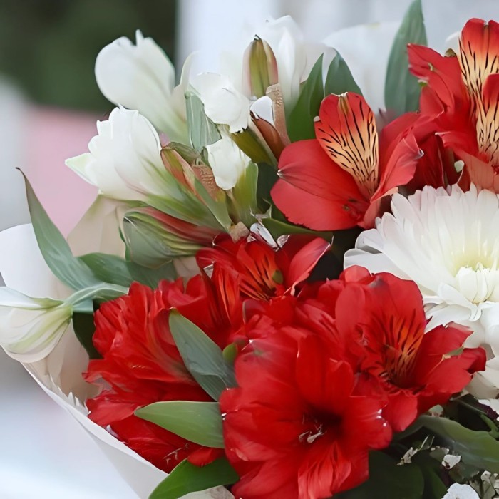 Букет 5 альстромерий с белой хризантемой