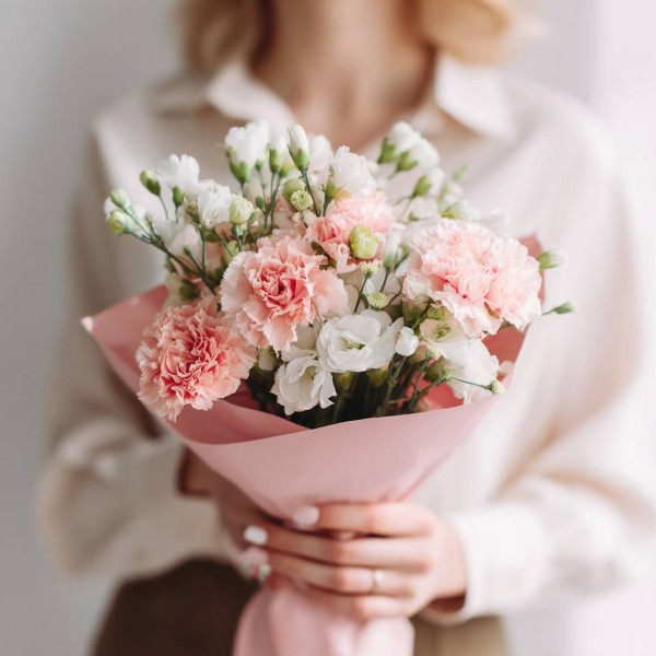 5 белых эустом с гвоздикой