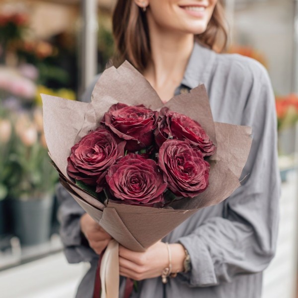 5 бордовых роз