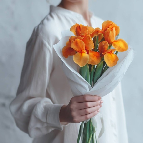 Букет 5 оранжевых ирисов