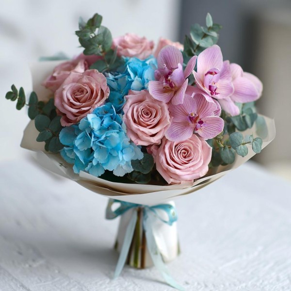 5 орхидей с голубой гортензией