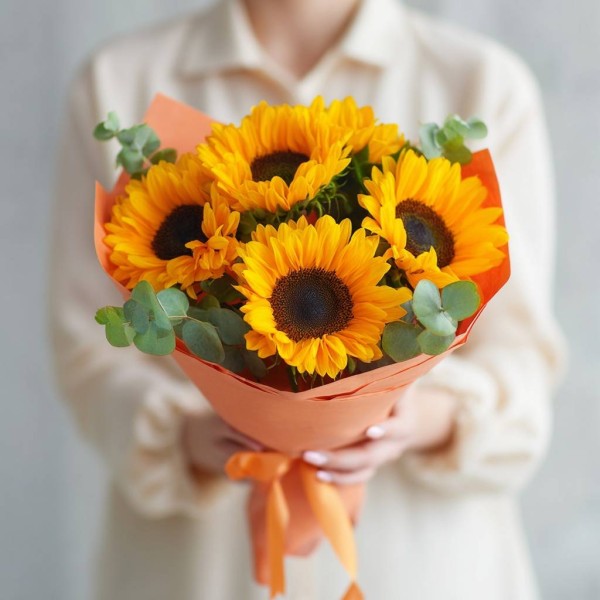 5 подсолнухов с эвкалиптом