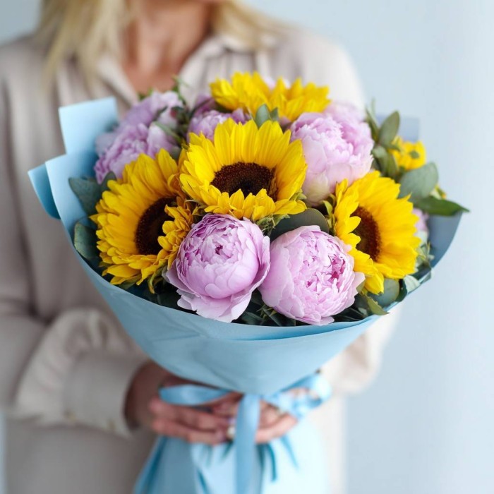 Букет 5 подсолнухов с пионами