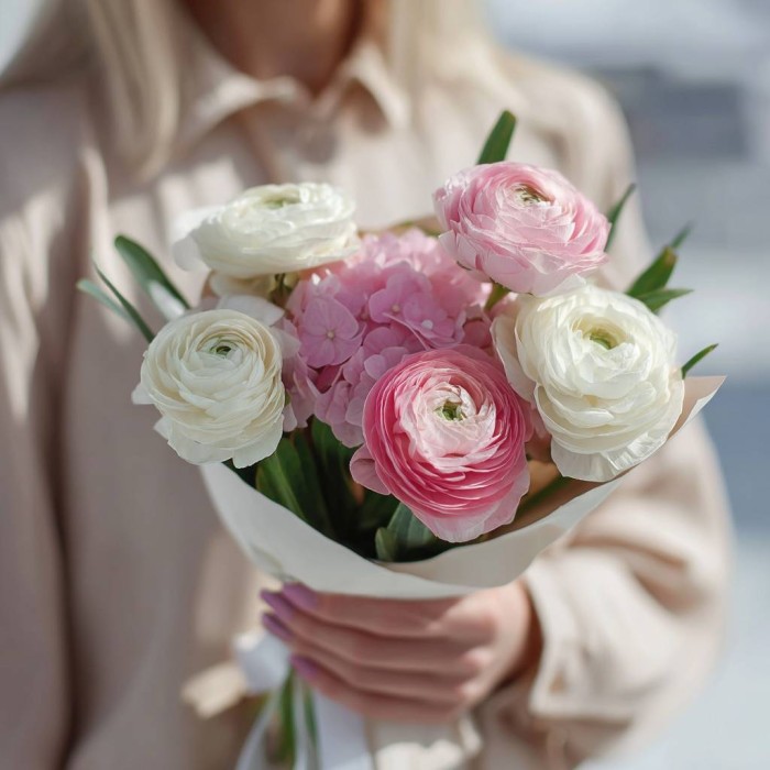 Букет 5 ранункулюсов с гортензией