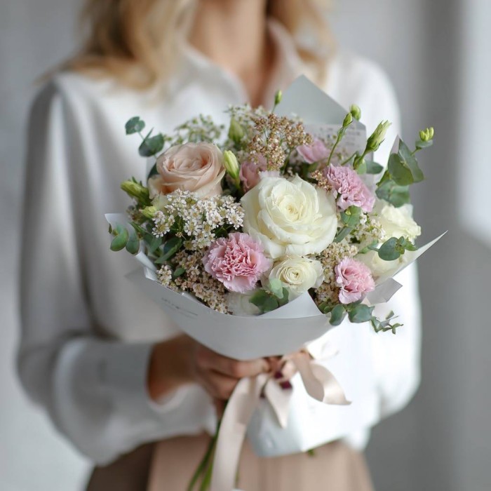 Букет 5 роз с гвоздикой и эвкалиптом