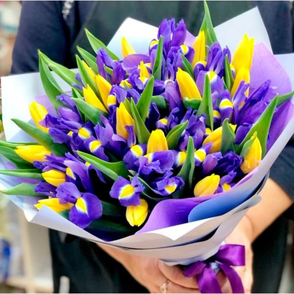 15 ирисов с тюльпанами в букете