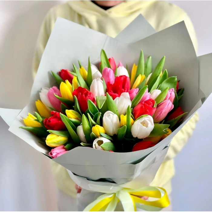 Букет 35 разноцветных тюльпанов