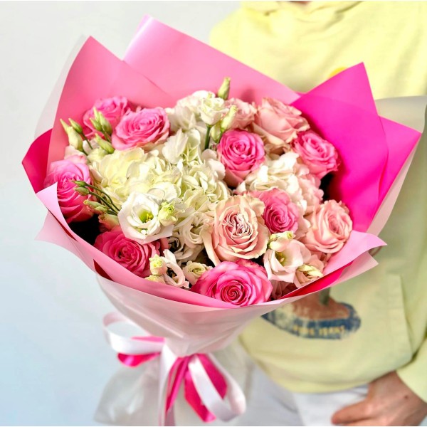 Гортензия и розы с эустомой