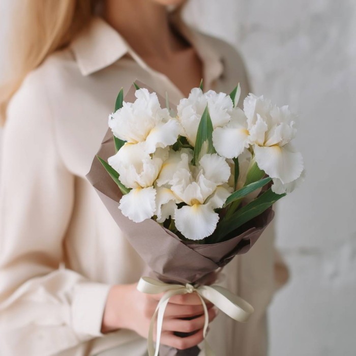 Букет 7 белых ирисов