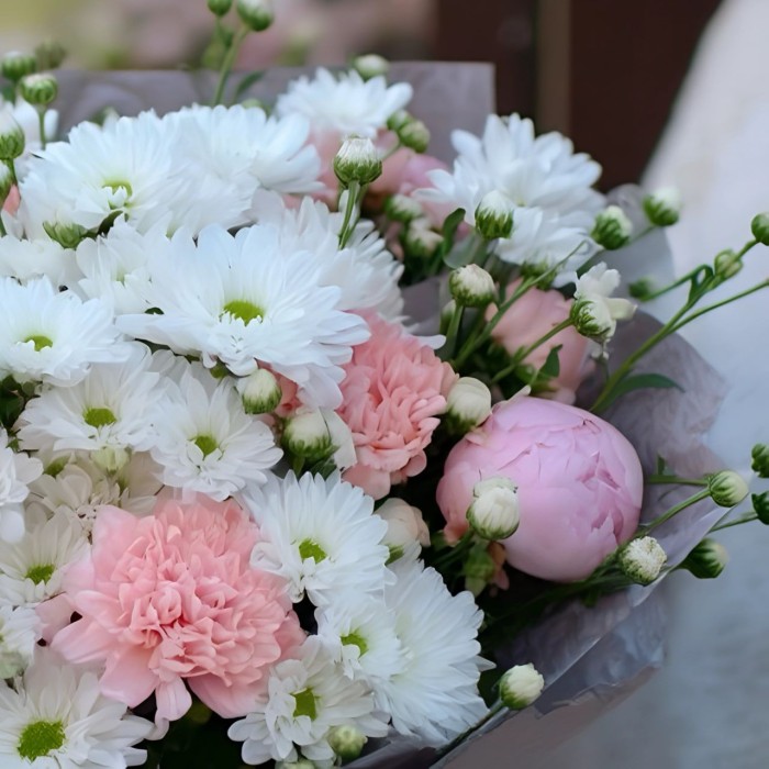 7 гвоздик, 3 пиона и хризантемы