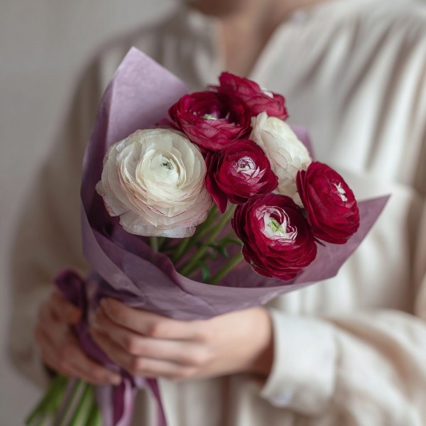 7 красно-белых ранункулюсов